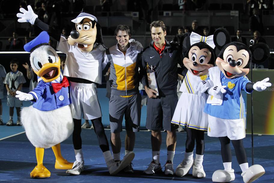 Rafa e Roger con i personaggi Disney a Madrid nel 2010. Vince il padrone di casa 6-4 7-6. Ap